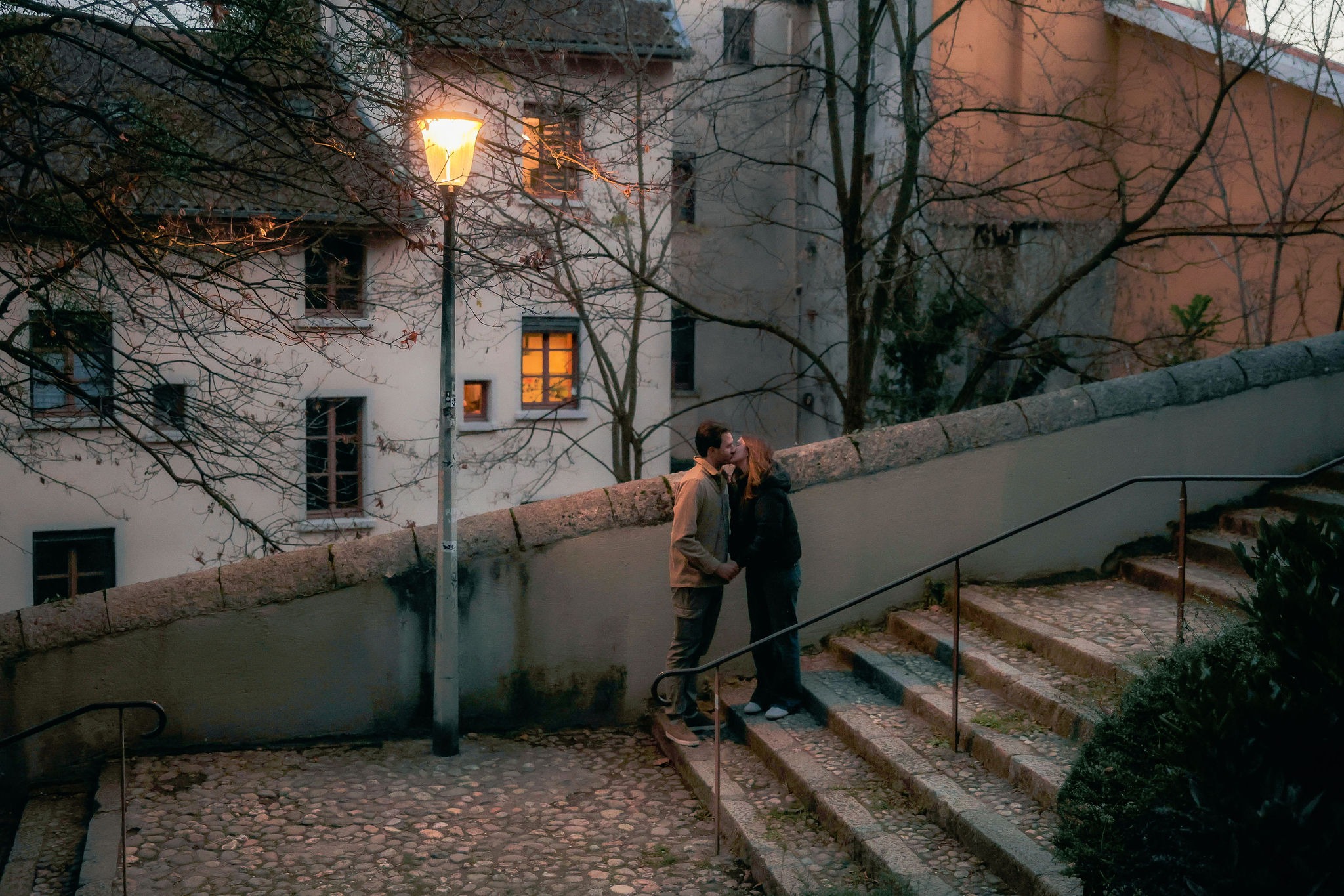 couple s'embrassant sous un lampadaire