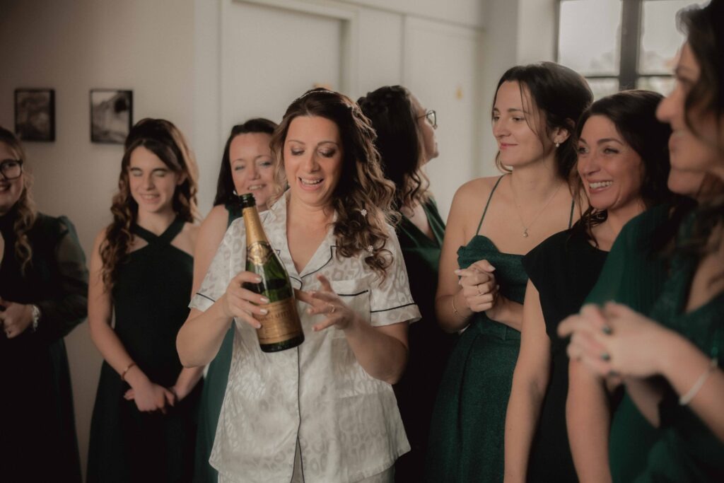 Demoiselles d'honneur ouvrant du champagne