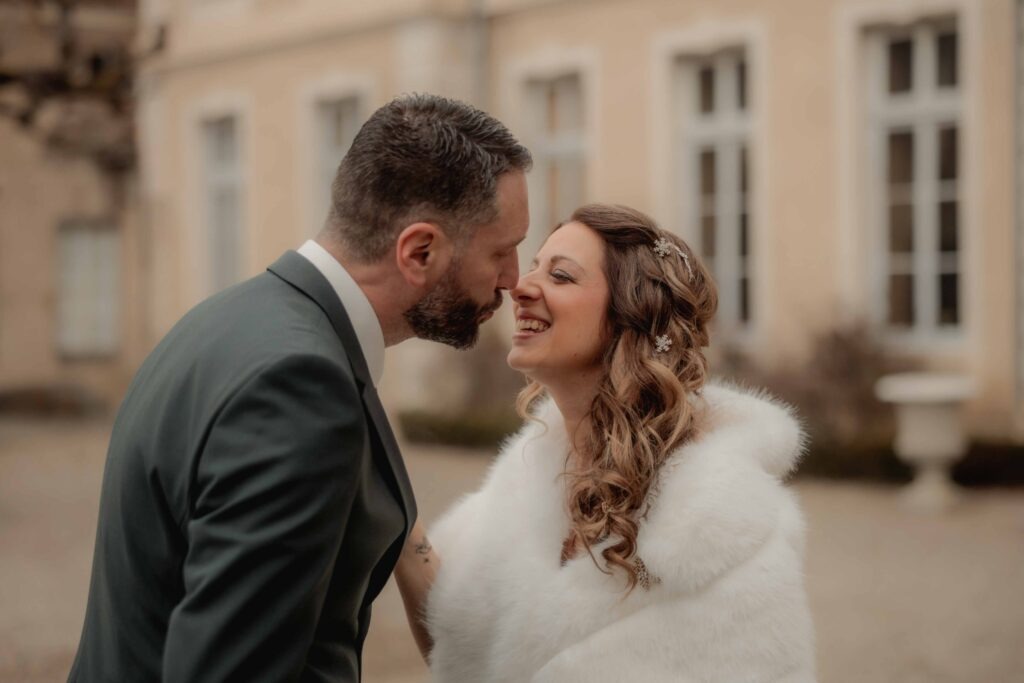 couple de mariés se découvrant avant la cérémonie