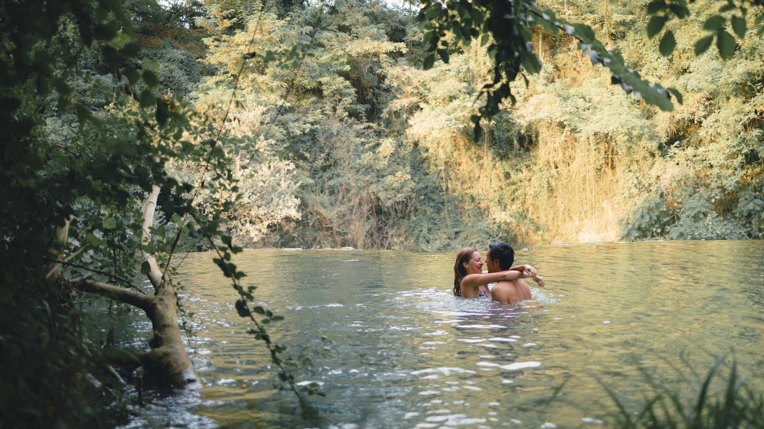 couple se faisant un calin dans la rivière