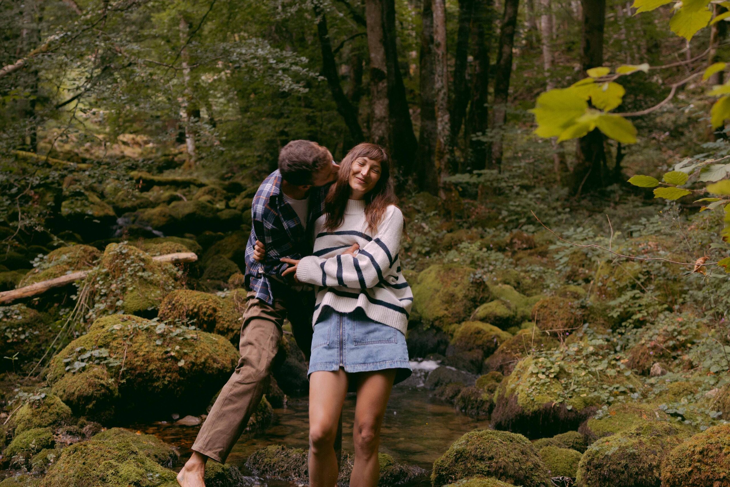 couple qui s'embrasse dans la forêt