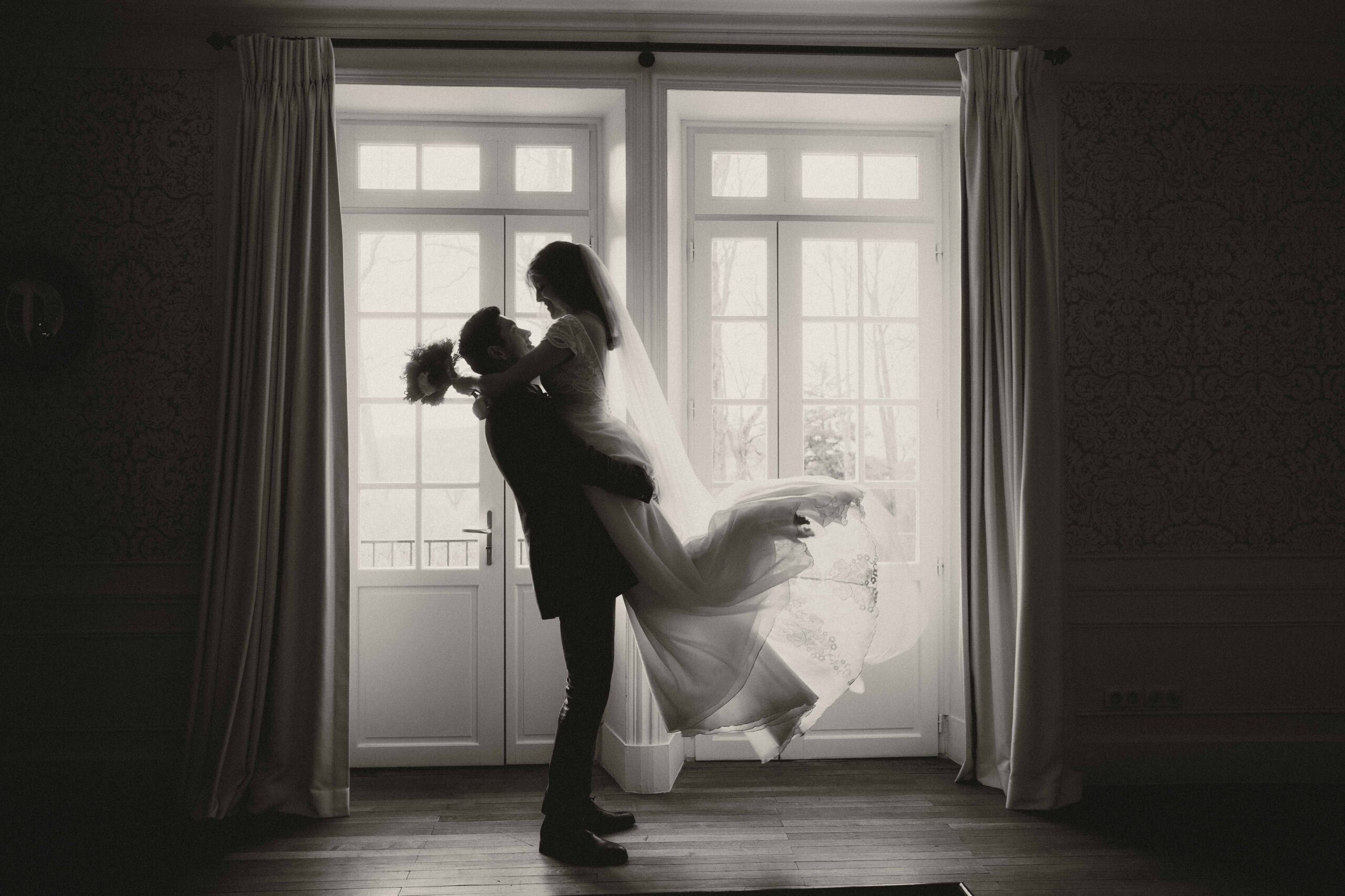 Photo noir et blanc de mariés qui se prennent dans les bras paysage