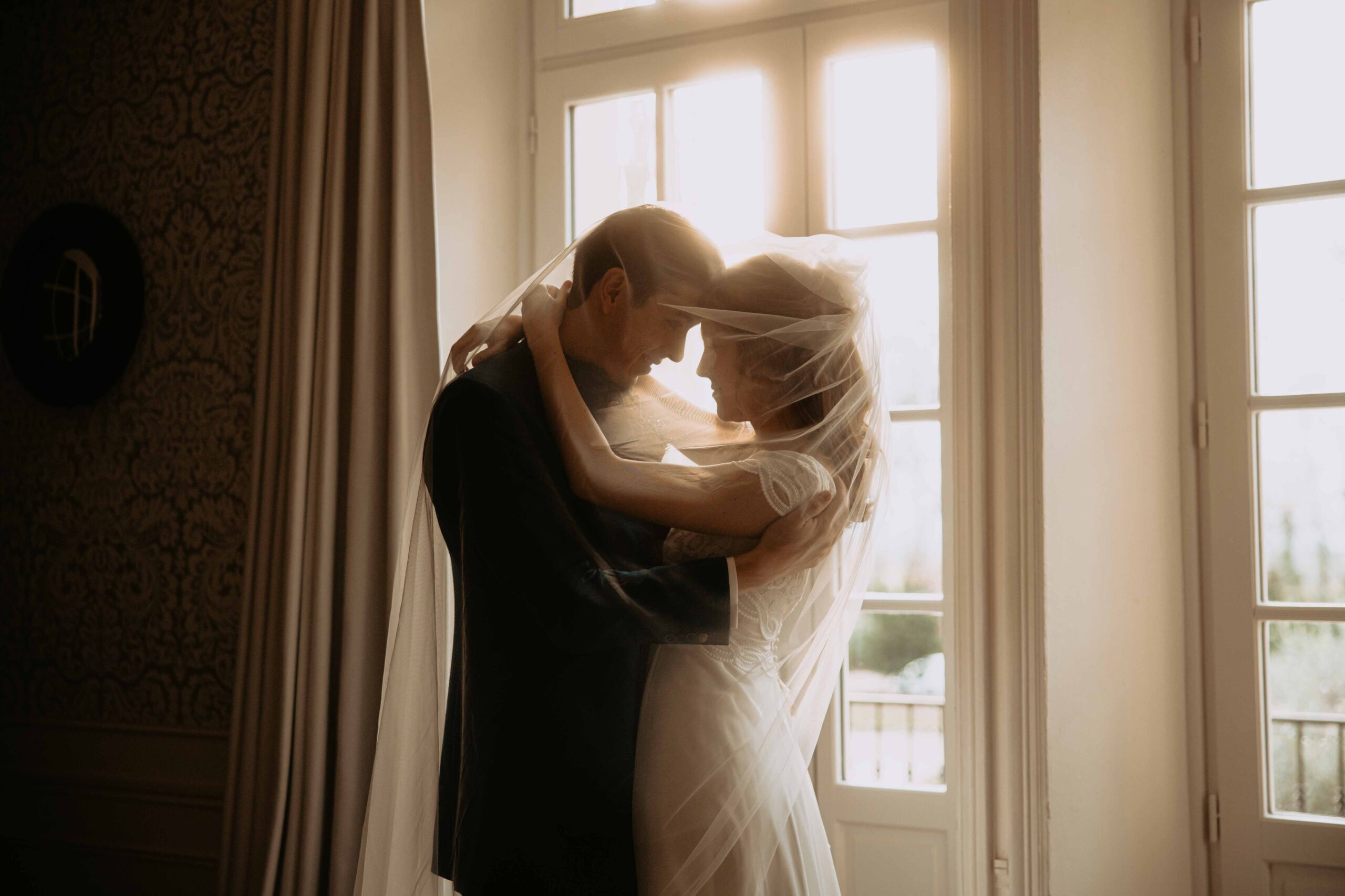 mariés sous voile de mariage