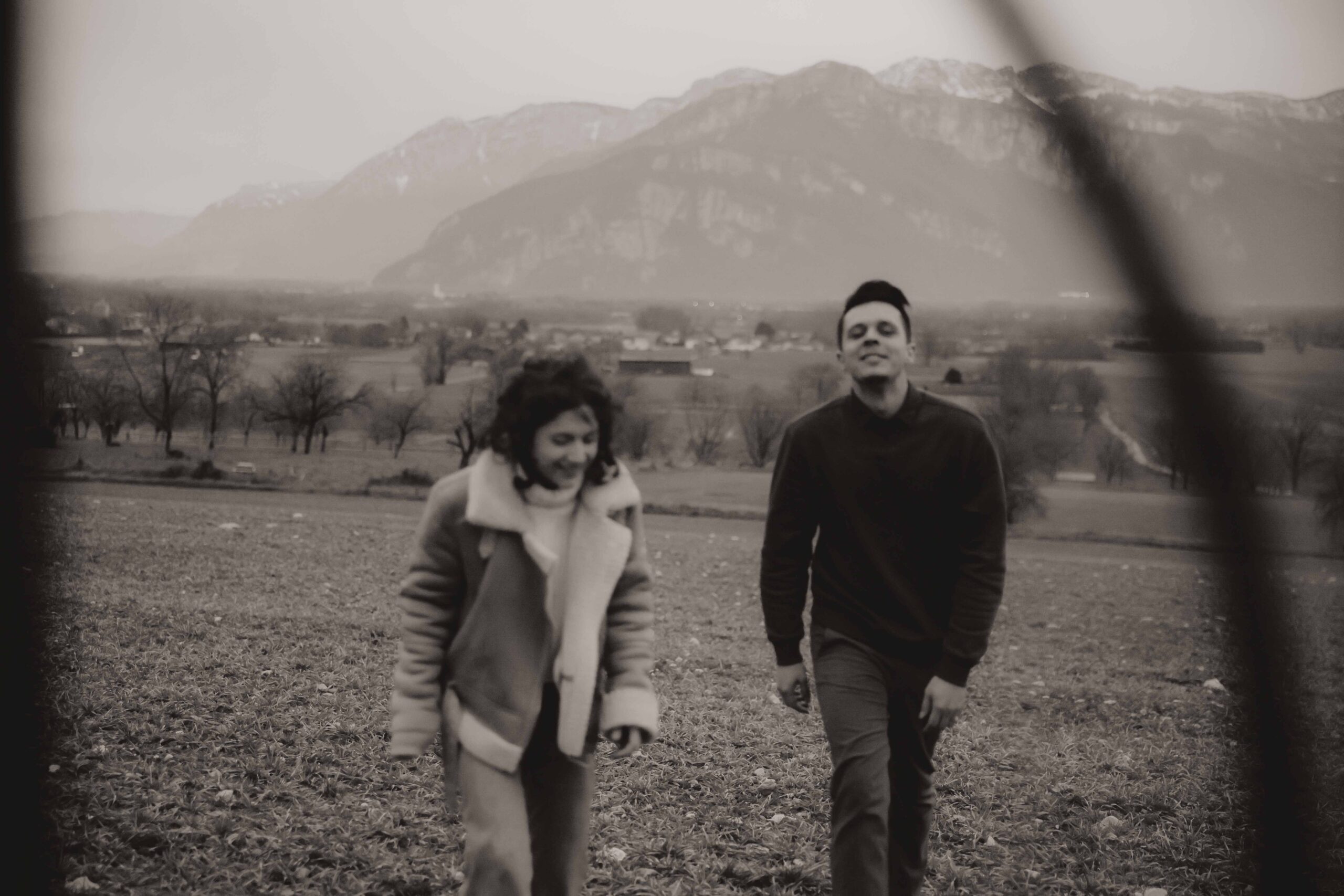 Photo couple floue revenant à la voiture